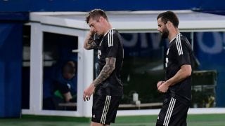 Nacho Fernández junto a Kroos en el Villarreal-Real Madrid. (AFP)