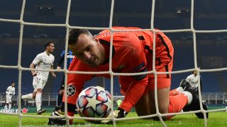 Handanovic no pudo parar el penalti a Hazard. (AFP)