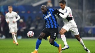 Varane pelea con Lukaku. (Getty)