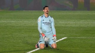 Courtois se lamenta durante el Real Madrid – Alavés. (AFP)