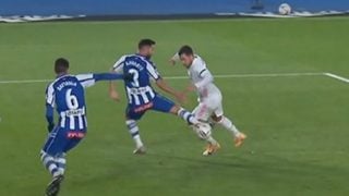 La imagen del claro penalti a Hazard.