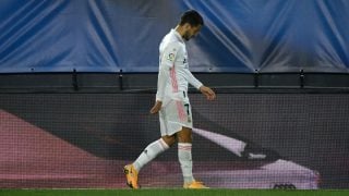 Eden Hazard se retira lesionado del partido contra el Alavés (EFE).