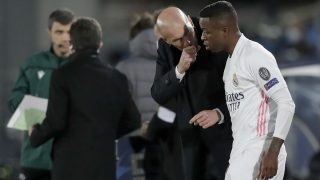 Zidane da instrucciones a Vinicius en un partido del Real Madrid. (Getty)