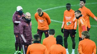 Zidane charla con algunos jugadores en la previa del duelo de Champions ante el Shakhtar. (AFP)