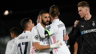 Benzema se abraza con Sergio Ramos. (AFP)
