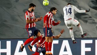 Casemiro cabecea en el Real Madrid-Atlético. (EFE)