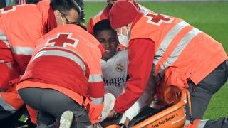 Rodrygo Goes es atendido durante el partido ante el Granada (AFP).