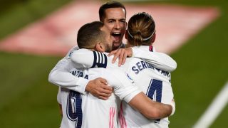 Lucas Vázquez celebra un gol con Benzema y Sergio Ramos. (Getty)