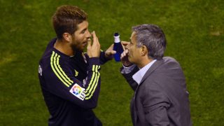 Sergio Ramos y José Mourinho conversan en el césped en un partido de 2012.