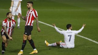 Eden Hazard reclamó penalti. (EFE)