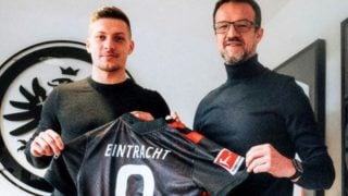 Jovic, en su presentación con el Eintracht. (Eintracht de Frankfurt)