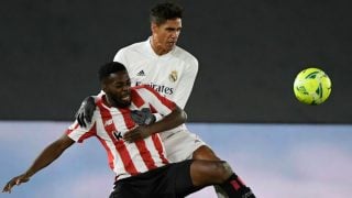 Varane disputa un balón con Iñaki Williams. (AFP)