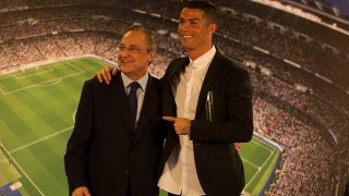 Cristino Ronaldo y Florentino Pérez, juntos en el Bernabéu. (Getty)