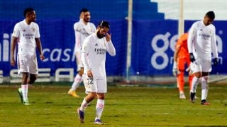 Los jugadores del Real Madrid, tras encajar el segundo gol (EFE).