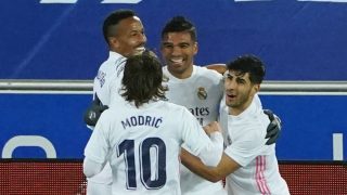 Los jugadores del Real Madrid celebran el gol de Casemiro al Alavés. (AFP)