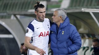 Bale, con Mourinho, durante un partido de la Europa League (Getty)