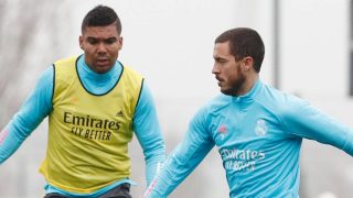 Hazard, en un entrenamiento junto a Casemiro.