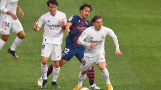 Modric, Odriozola y Okazaki pelean por un balón en el Huesca – Real Madrid. (AFP)