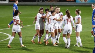 Las jugadoras de la selección española femenina celebran un gol. (@SeFutbolFem)