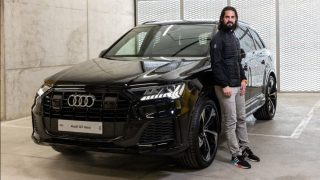 Isco posa con el Audi que le ha regalado el Madrid.