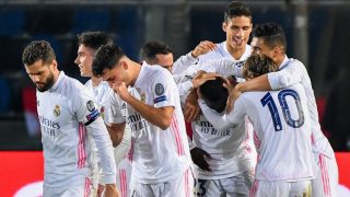 Los jugadores del Real Madrid tras el gol de Mendy ante el Atalanta. (AFP)