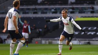 Gareth Bale celebra uno de sus dos goles en el Tottenham-Burnley. (Getty)