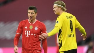 Haaland y Robert Lewandowski durante el Bayern-Borussia. (AFP)