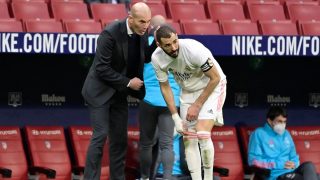 Karim Benzema recibe instrucciones de Zidane en el Metropolitano. (AFP)