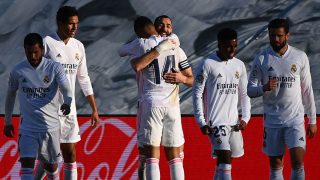 Los jugadores del Real Madrid celebran el tanto de la victoria ante el Elche (AFP)