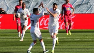 Lucas y Benzema celebran el gol contra el Elche. (EFE)