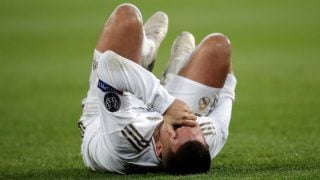 Eden Hazard, se duele tras la entrada de Meunier. (Getty)