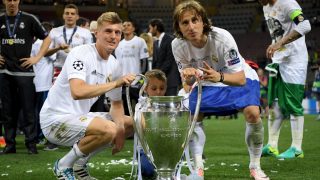 Toni Kroos y Luka Modric posan con la Champions League. (Getty)