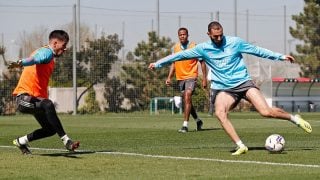 Benzema golpea un balón durante el entrenamiento del Real Madrid. (realmadrid.com)