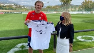 Haaland posa con la camiseta del Marbella.