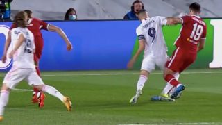 Benzema reclamó penalti de Kabak.