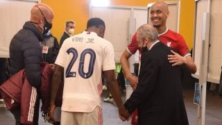 Florentino Pérez, junto a Vinicius y Fabinho.