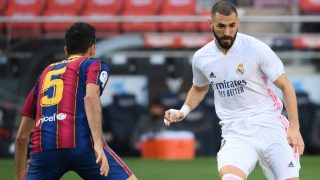 Benzema y Busquets, en el Clásico. (AFP)