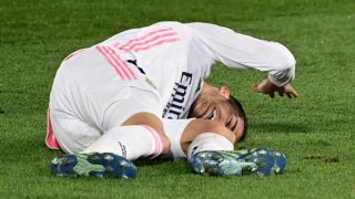 Lucas Vázquez, tras caer lesionado en el Clásico. (AFP)