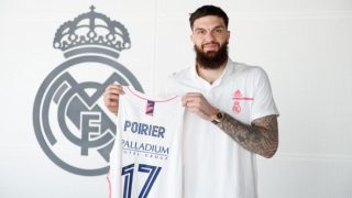 Vincent Poirier posa con la camiseta del Real Madrid. (realmadrid.com)