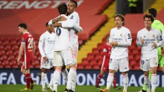 Nacho y Militao tras el encuentro ante el Liverpool.