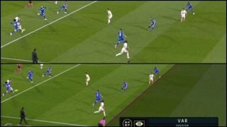 En la imagen superior se aprecia el momento real del golpeo de Militao, en la inferior (la que cogió el VAR) el balón ya había salido de la bota del defensa del Real Madrid,