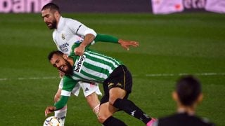 Carvajal pelea una pelota con Borja Iglesias. (AFP)