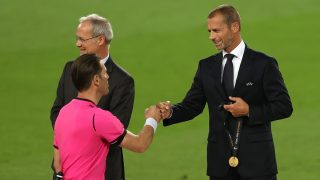 Aleksander Ceferin y Danny Makkelie, tras la final de la Europa League del pasado curso (Getty).