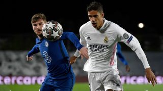 Varane pugna por un balón con Werner. (AFP)