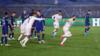 Benzema celebra su gol contra el Chelsea. (AFP)