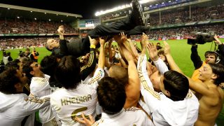 Los futbolistas mantean a José Mourinho en San Mamés. (AFP)