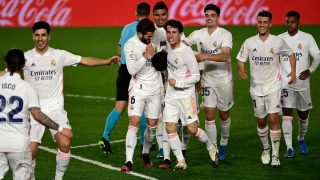 Los jugadores del Real Madrid. celebran el gol de Militao contra Osasuna. (AFP)