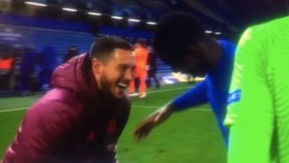 Hazard se parte de risa  con Zouma tras el partido.