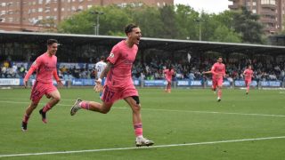 Hugo Vallejo celebra un gol del Castilla. (Fermín Martín)