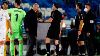 Zidane conversa con Martínez Munuera. (EFE)